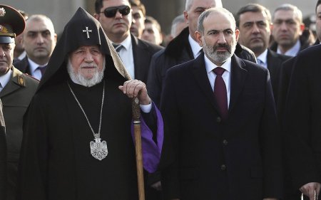 Paşinyan erməni kilsəsinə öz adamını gətirmək istəyir - ŞƏRH